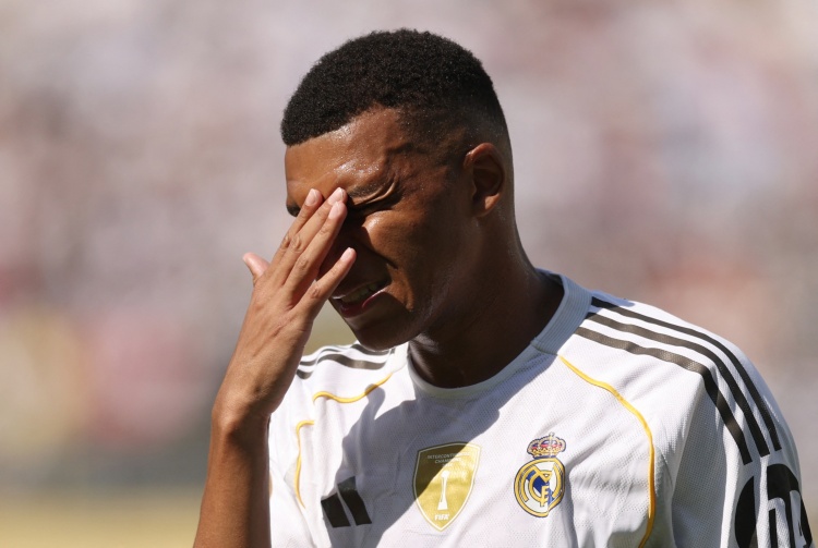 將近27歲的Mbappe仍然是0個(gè)金球和0個(gè)冠軍聯(lián)賽 同齡的梅西是4個(gè)金球和3個(gè)冠軍聯(lián)賽Ronaldo 1 Golden Balls和1個(gè)冠軍