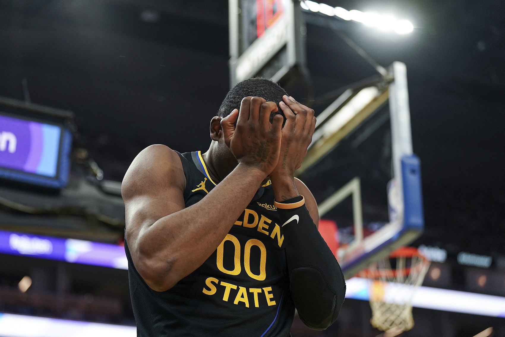 現在死了 勇士隊去年為庫賓加提供了五年 1.5億的合同 但被拒絕